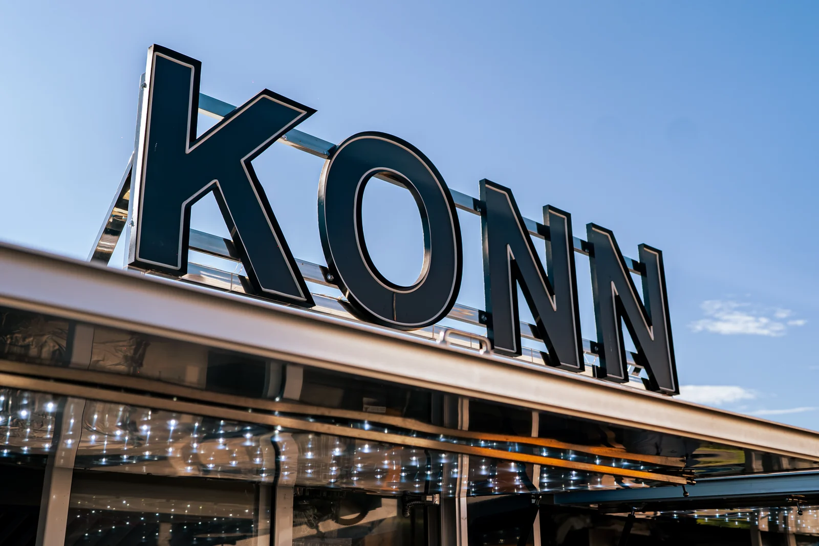 Strešné logo KONN