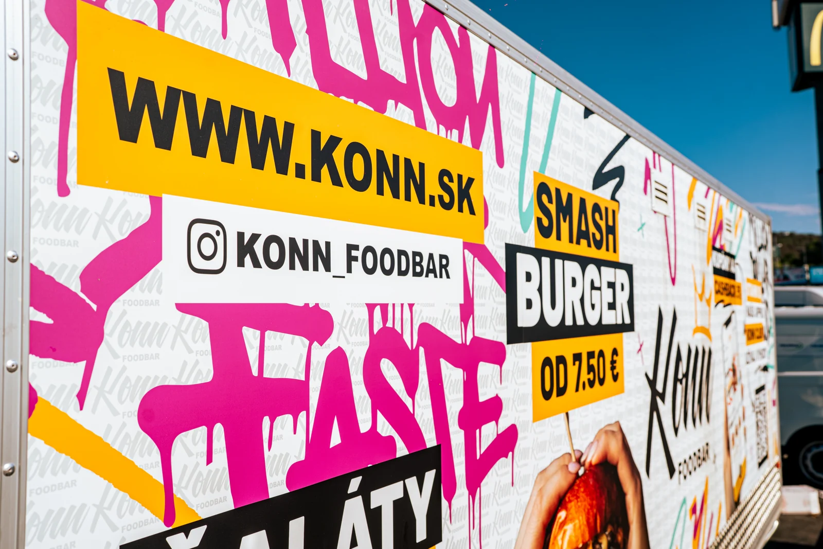 Farebný polep foodbaru KONN