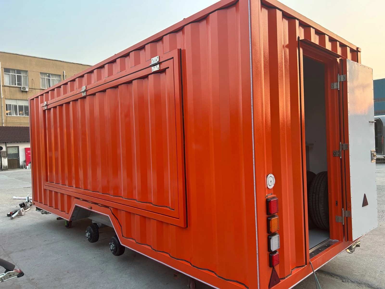 Štandardný kontajnerový príves s pevnými stenami