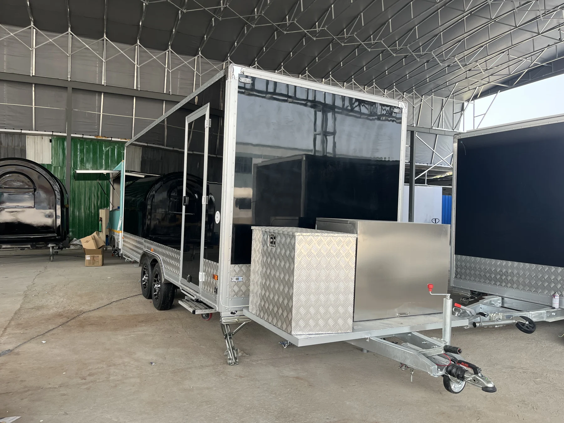 Box 550 · čierny