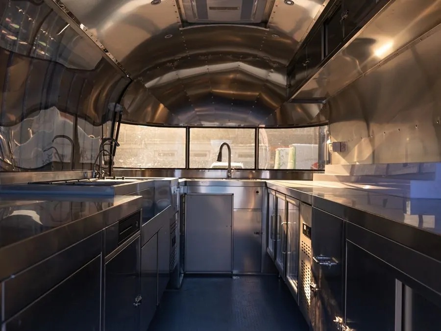 Nerezový interiér food trucku