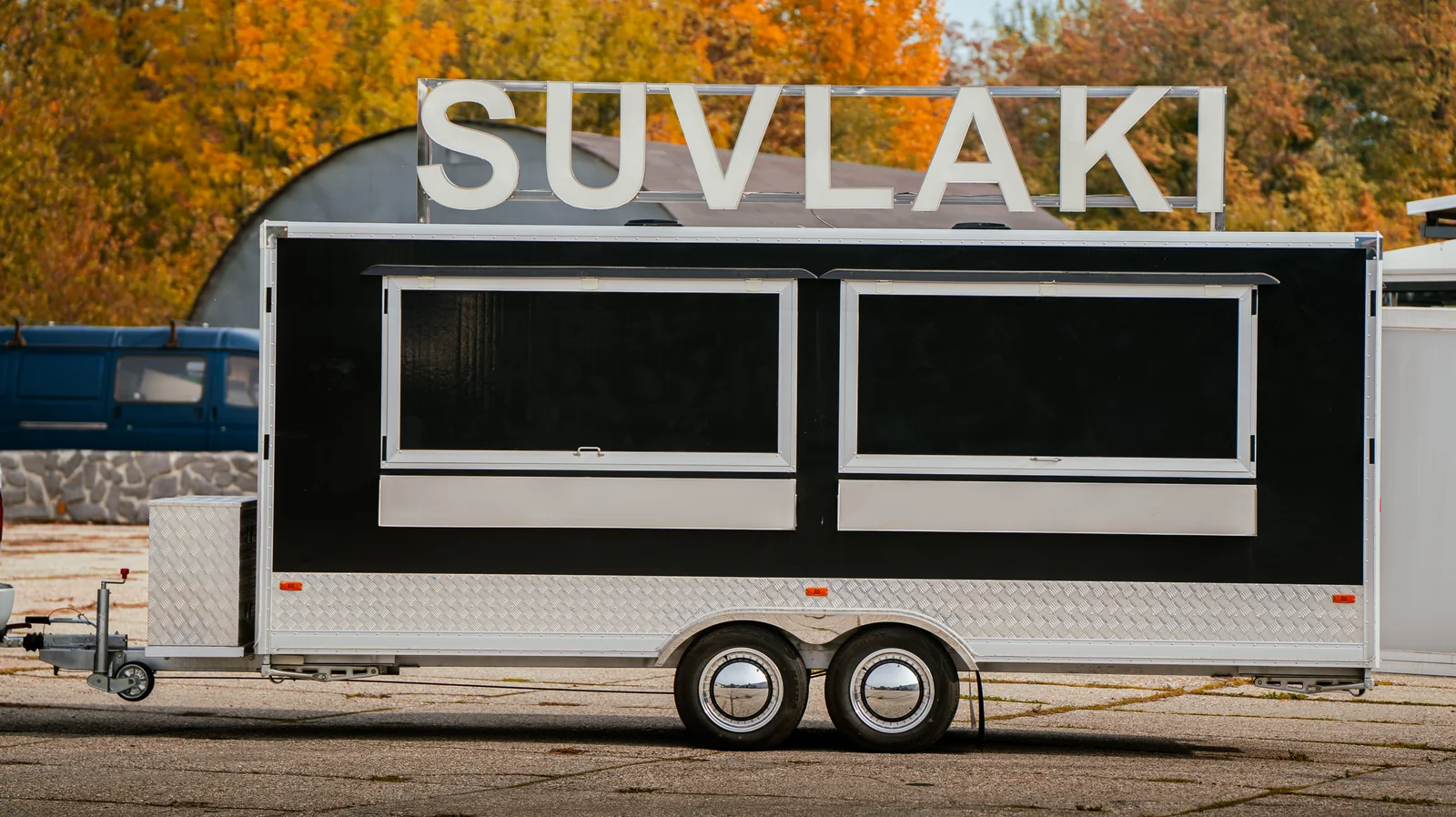 Autentická realizace SUVLAKI · ukázka street food provozu
